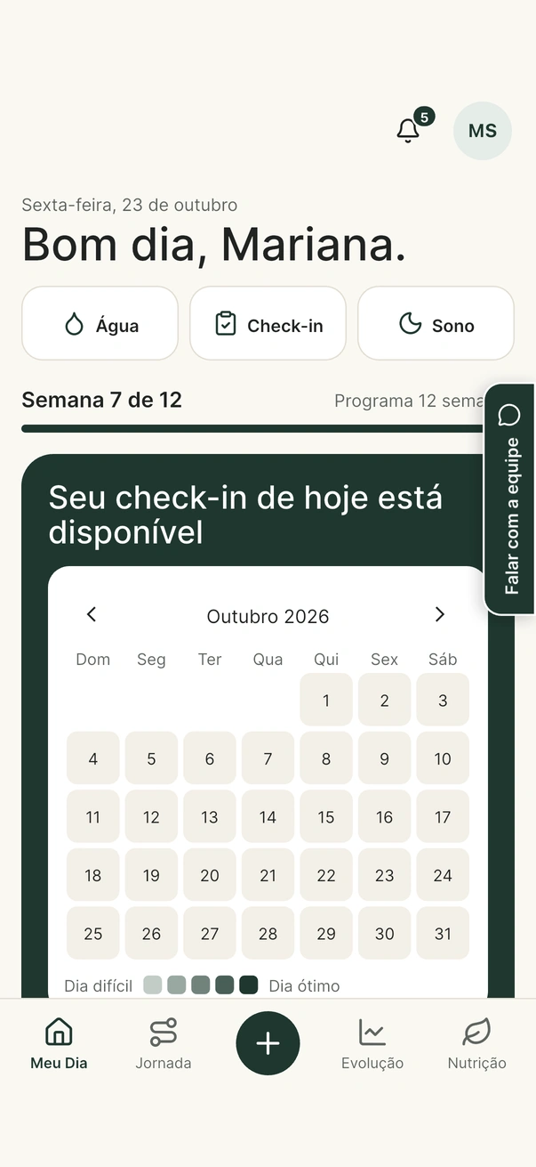 Tela real do app, Meu Dia, com a marca de uma clínica de exemplo: saudação, atalhos de água, check-in e sono, progresso da semana e calendário de check-ins.